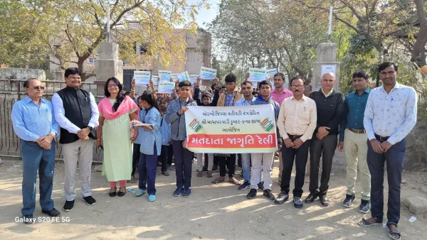 લોકસભાની ચૂંટણી સંદર્ભે અધિકારીઓ-કર્મચારીઓએ હાલોને મતદાન કરવા જેવા ગીતો ગાય લોકોને જાગૃત કર્યા