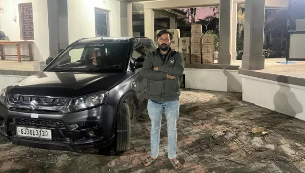 મોરબીના રવાપર ગામે કારમાં વિદેશી દારૂની હેરાફેરી કરતો બુટલેગર ઝડપાયો