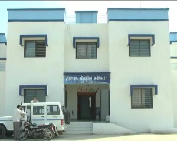 હળવદમાં ખેતીકામે જવા માટે બંધ રસ્તાને ચાલુ કરવાનું કહેનાર બુઝુર્ગને પતાવી જમીનમાં દાટી દેવાની ધમકી
