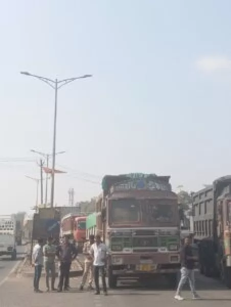 રાજપર ચોકડીએ ટ્રક મૂકીને ચાલક ભાગી જતા ભારે ટ્રાફિકજામ

મોરબી નજીક સામાન્ય અકસ્માત બાદ ટોળાના રોશથી બચવા ડ્રાઈવર પલાયન થવાથી બન્ને બાજુએ વાહનોની લાંબી લાઈનો લાગી