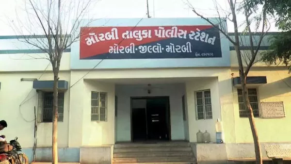 બુટલેગરોની શેતાની દિમાગ પર પોલીસનું બ્રહ્માસત્ર : જમીનમાં ખાડો કરીને દાટેલી એક બાદ એક એમ 128 દારૂની બોટલો મળી