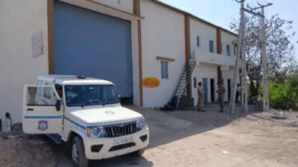 મોરબીના લાલપર નજીક ગોડાઉનમાંથી મસમોટો દારૂનો જથ્થો ઝડપાતા સ્થાનિક પોલીસ ઊંઘતા ઝડપાઇ