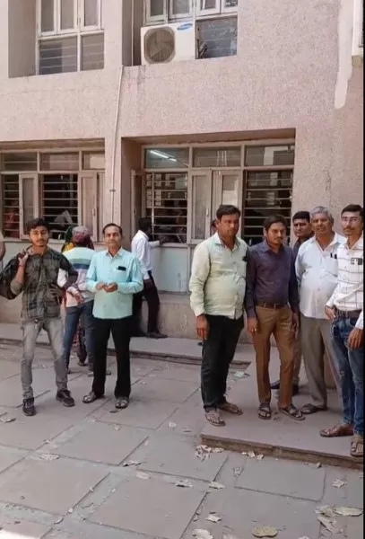 માર્ચ એન્ડીગના સમયે વહેલાસર દસ્તાવેજની નોંધણી કરવા ભારે પડાપડી

મોરબીની સબ રજિસ્ટ્રાર કચેરીએ જમીન મકાનના દસ્તાવેજની નોંધણી માટે ભારે ધસારો