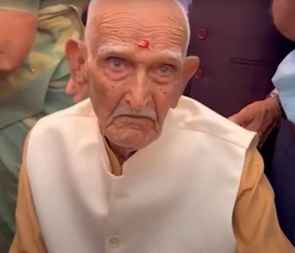 જીના ઇસિકા નામ હૈ,  બેઠાડુ નહિ પણ શ્રમજીવી જીવન એજ સાચું જીવન

હળવદના મયુરનગર ગમે સેન્ચ્યુરી પુરી કરનાર અદાને હજુ પણ નખમાય રોગ નથી