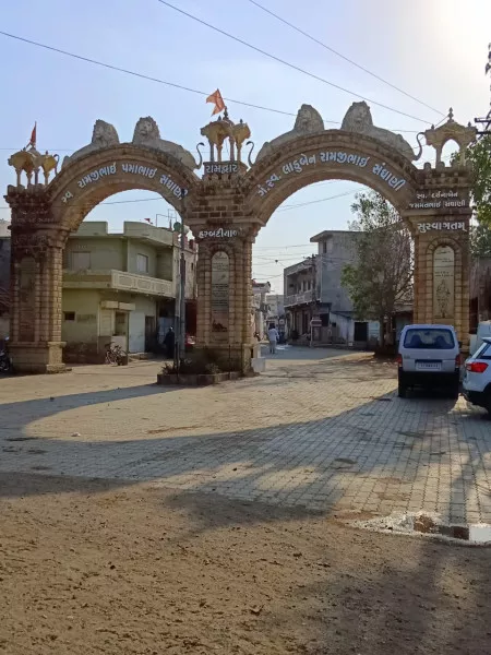 તંત્રના અણઘડ આયોજનથી પિયત અને પીવાના પાણીમાં મોટો ડામ

ટંકારાના હરબટીયાળી ગામે વચ્ચેથી પાણી ચોરીને કારણે છતાં પાણીએ ગ્રામજનો તરસ્યા
