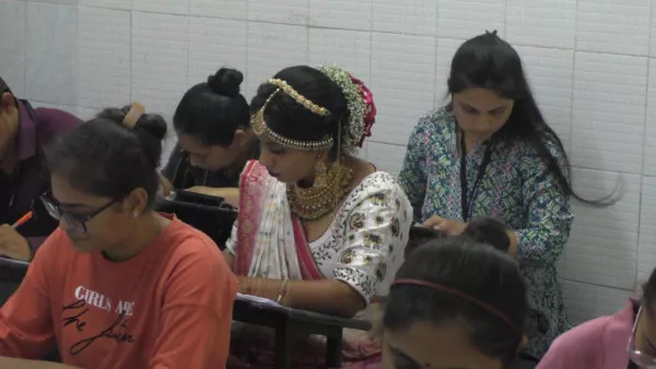 પહેલા કેરિયર પછી જ જીવનની પરીક્ષા : કોલેજીયન યુવતીએ શૈક્ષણિક કારકિર્દીને વધુ મહત્વ આપ્યું

મોરબીના દુલહનનો સોળે શણગાર સજીને નવોઢાએ સપ્તપદીના ફેરા પહેલા એમ. કોમ-4ની પરીક્ષા આપી
