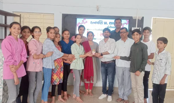 માળિયાના મોટીબરાર શાળાના ધોરણ 8ના વિદ્યાર્થીઓને ભાવભેર અપાય વિદાય