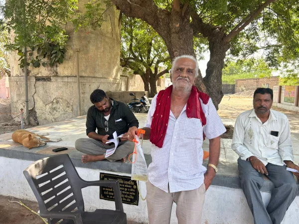 ટંકારાના રામપરના બુઝુર્ગ પેશાબની કોથળી હાથમાં લઈ મતદાન કરવા પહોંચ્યા