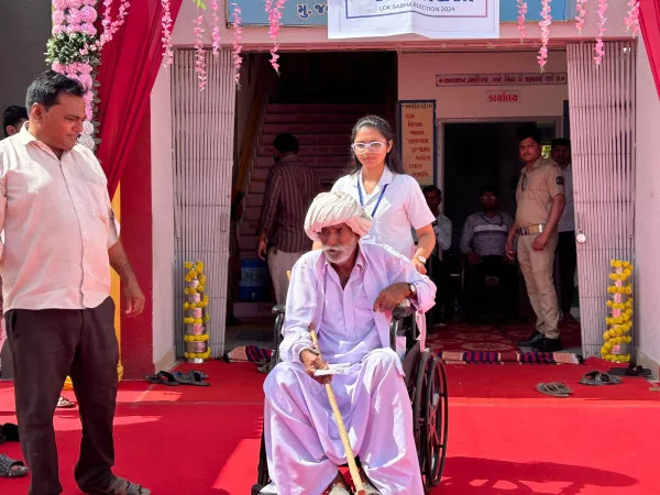 ટંકારાના જબલપુરના મતદાન મથકનો માહોલ