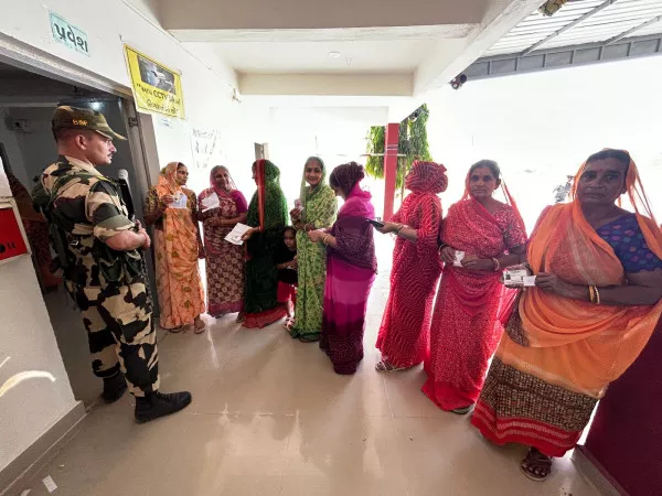 ટંકારાના મેઘપર ઝાલા ગામે મતદાન મથકમાં EVM ખોટકાયું
