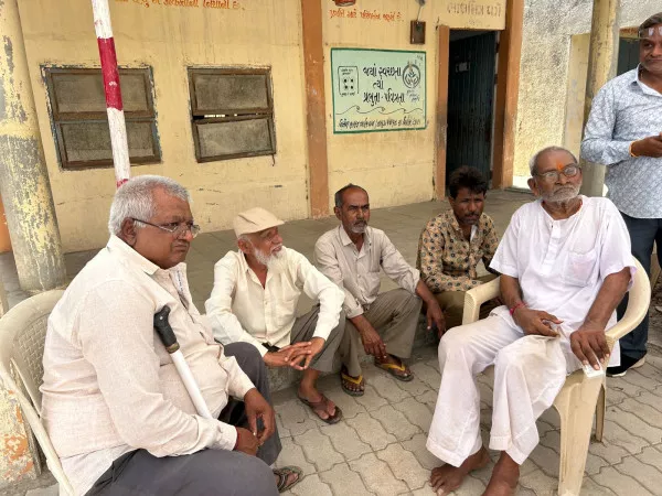 ઢીંચણ કામ નથી કરતા છતાં ડગુ મંગુ ચાલીને વૃદ્ધે મતદાન કર્યું

