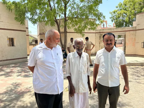 ટંકારા પંથકમાં મૂળ વતન ધરાવતા વૃદ્ધ સહિતના લોકો ખરા બપોરે બાઇક લઈને પહોંચ્યા
