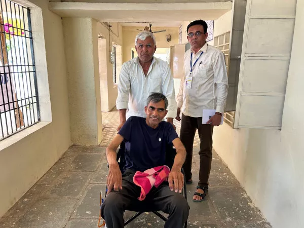 આને કહેવાય મતદાન પ્રત્યેનો સાચો ઉત્સાહ : આઈસીયુમાંથી સીધા જ મતદાન કરવા પહોંચ્યા
