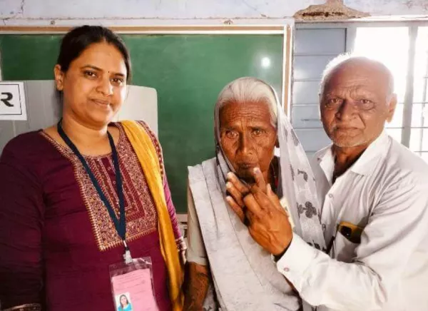 મોરબીમાં 103 વર્ષના વૃદ્ધાએ મતદાન કર્યું
