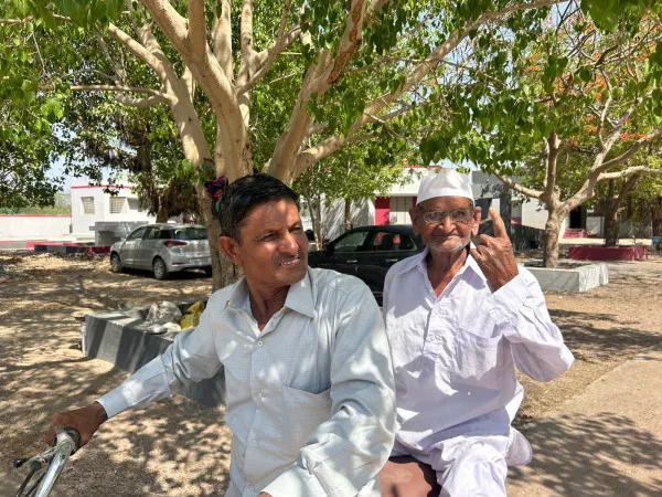 94 વર્ષના દાદાનો વતન પ્રેમ :ભર બપોરે અગનભઠ્ઠી જેવા તાપમા બાઈક પર મતદાન કરવા પહોંચ્યા
