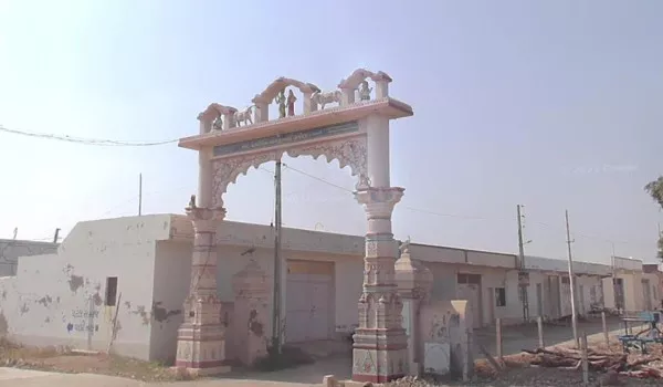 ગામ આરોગ્ય કેન્દ્ર ખરું પણ એક કિમિ દૂર હોવાથી ઇમરજન્સી કેસમાં મોટી તકલીફ