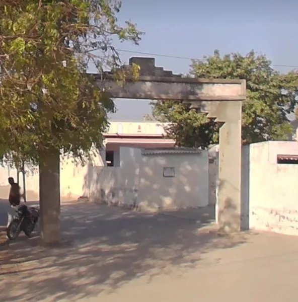 શાળામાં ઓરડા અને રમત ગમતના મેદાનની ખોટ