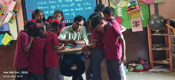 મોરબીના છેવાડાના બાળકોને ભણતા કરાવી પર્યાવરણનું જતન કરવા બદલે શિક્ષકે 13 એવોર્ડ મેળવ્યા