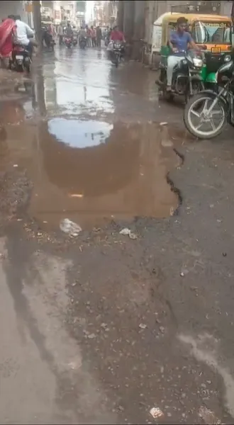 મોરબીના હ્ર્દય સમાન નહેરુ ગેઇટ ચોક વગર વરસાદે ગટરને કારણે પાણી - પાણી
