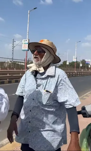 મોરબીના વરિષ્ઠ નાગરિકે પુલ ઉપર દરરોજ પાણીના કુંડા મુકી અબોલ પક્ષીની સેવામાં જીવન સમર્પિત કર્યું
