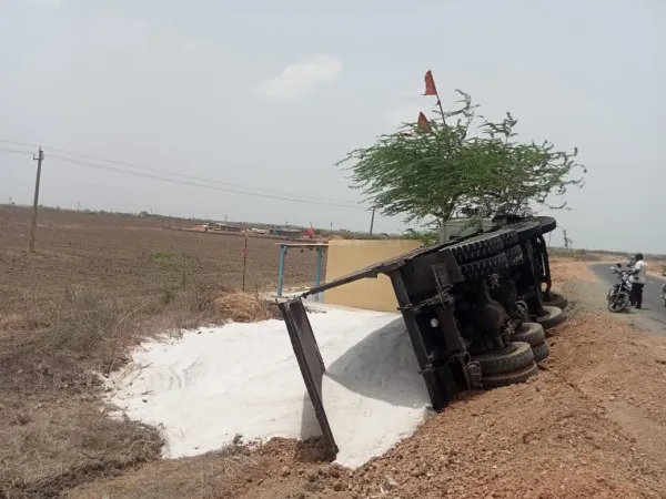 માળીયા (મીં) નજીક મીઠું ભરેલા ટ્રકની ગુલાંટ, મીઠાનો રોડ ઉપર પથારો