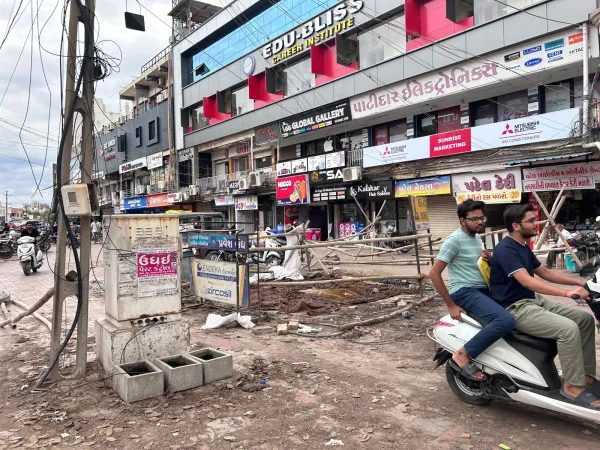 મોરબીની પ્રજાને પોતાની સલામતી માટે જીવલેણ ખાડાને જાતે જ બુરવો પડ્યો
