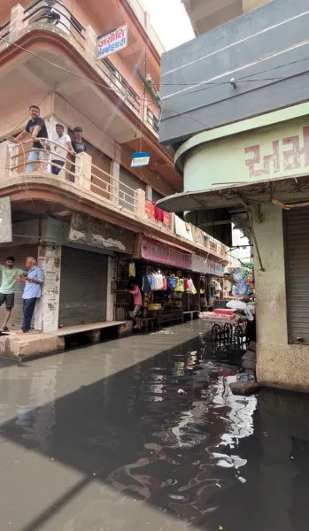 મોરબીના શાકમાર્કેટ પાછળનો વિસ્તાર વગર વરસાદે બારેમાસ પાણી-પાણી
