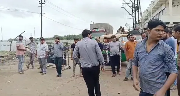 મોરબીના પંચાસર રોડના અણઘડ કામથી રહીશો વિફર્યા, ચક્કાજામ
