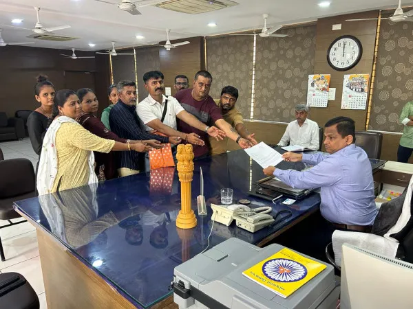 મોરબીની પ્રકૃતિ સોસાયટીમાં ઉભરાતી ગટર, અધુરા રાખી દીધેલા રોડ મામલે કલેકટરને ઘેરાવ