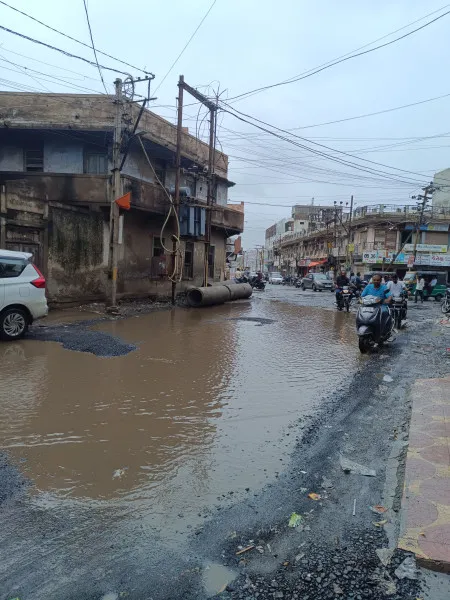 મોરબીમાં સામાન્ય વરસાદમાં પણ રોડની સાથે તંત્રની આબરૂનું ધોવાણ