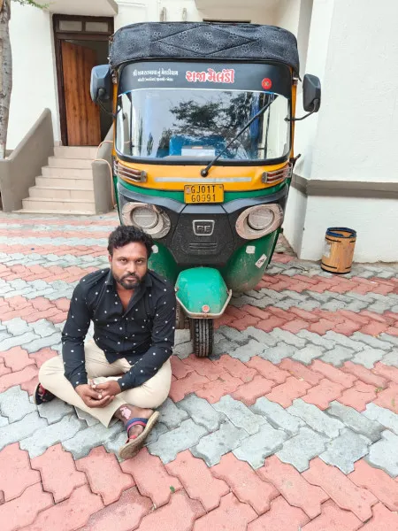 મોરબીમાં પાર્ક કરેલી કારનો કાંચ તોડી એક લાખ ચોરી કરનાર શખ્સ ઝડપાયો