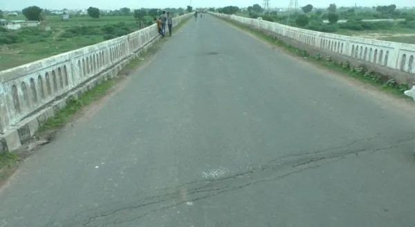 મોરબી જિલ્લામાં 24 વર્ષ જૂનો બ્રિજ બેસી ગયો 