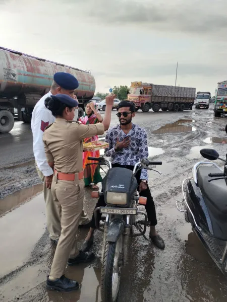 એક બંધન એસા ભી : મોરબીમાં પોલીસે હેલ્મેટ ન પહેરનાર વાહન ચાલકોની સલામતી માટે બાંધ્યું રક્ષા સૂત્ર
