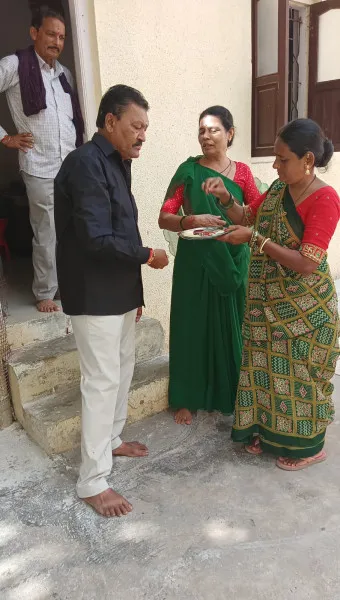 મોરબીમાં પૂર્વ કાઉન્સિલરોને સફાઈ કામદારોએ રાખડી બાંધી