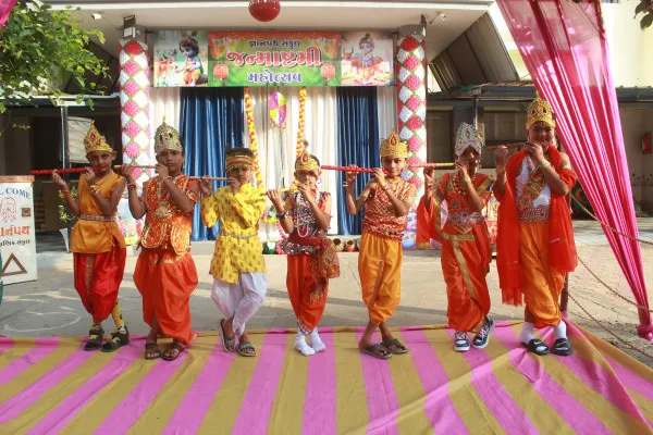 જન્માષ્ટમીની ઉજવણીમાં સમગ્ર જ્ઞાનપથ વિદ્યાલય સંકુલ ભગવાન શ્રી કૃષ્ણમય બની ગયું
