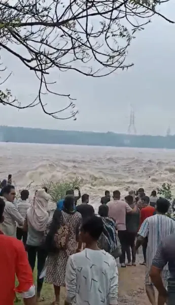 આજે રાત્રે 8 વાગ્યે મચ્છુ 2 ડેમ હાલમાં 16 દરવાજા 15 ફૂટ સુધી ખુલ્લા