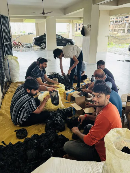 મોરબીમાં સેવાભાવીઓએ અસરગ્રસ્તોને ફૂડ પેકેટનું વિતરણ કર્યું