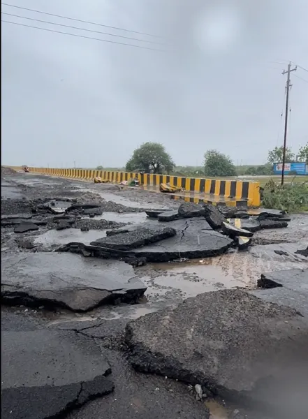 ભારે વરસાદથી માળીયા હાઇવે ઉપર મસમોટા પોપડા ઉખડયા
