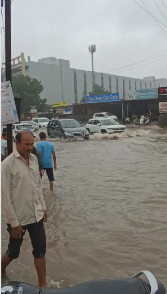 મોરબીમાં ભારે વરસાદથી અનેક વિસ્તારોમાં જળબંબાકાર, હજુ પણ પાણી ભરાયેલા, ઠેરઠેર ખાડા અને ગંદકી
