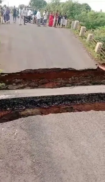મોરબીના લીલાપર રોડ પરના નાલાના બે ટુકડા
