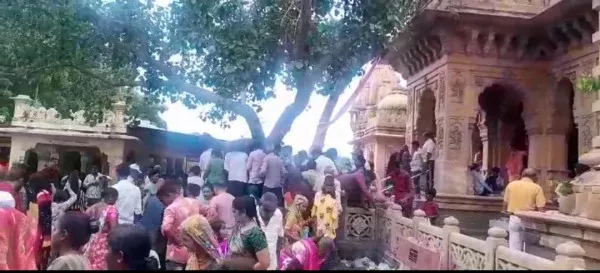 મોરબીના રફાળેશ્વર મંદિરે મોટી સંખ્યામાં શ્રદ્ધાળુઓએ પિતૃતર્પણ કર્યું
