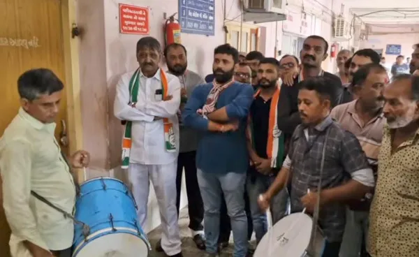 મોરબીમાં ખાડાના પ્રશ્ને કોંગ્રેસ દ્વારા ઢોલ-નગારા વગાડી અનોખું વિરોધ પ્રદર્શન
