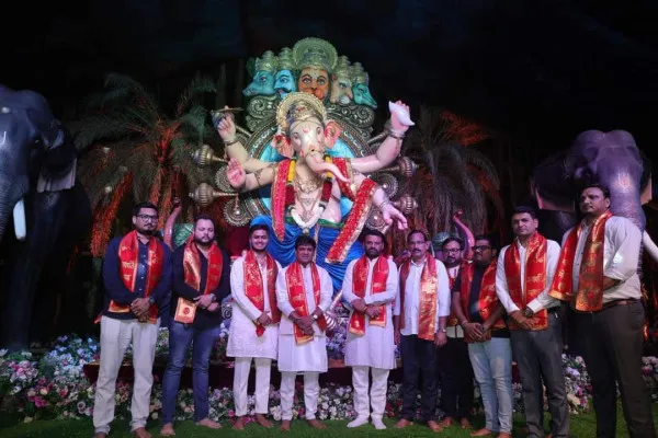 સિધ્ધી વિનાયક કા રાજામાં સાંસદ વિનોદ ચાવડાએ આરતીનો શ્રધ્ધાભેર લાભ લીધો
