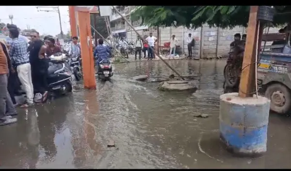 મોરબીમાં ગટર પ્રશ્ને તંત્રની નિભરતા દૂર ન થતા સ્થાનિકોનો ચક્કાજામ
