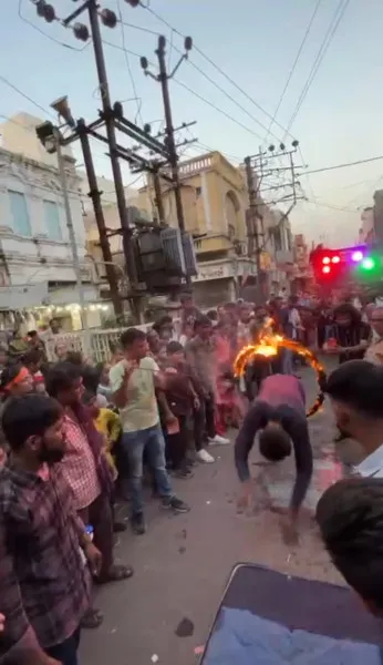 મોરબીની દફ્તરી શેરીમાં ગણેશજીની વિસર્જન યાત્રા દરમિયાન વૈવિધ્યસભર હેરતઅંગેજના પ્રયોગો રજૂ કરાયા