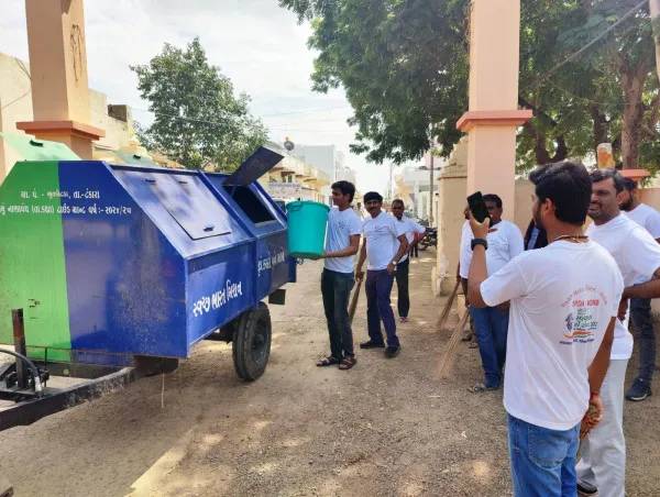 ટંકારાના ભૂતકોટડા ગામે સામુહિક સફાઈ ઝુંબેશ હાથ ધરાઈ