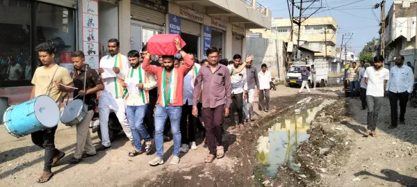 મોરબી લાતીપ્લોટના પ્રશ્નો મામલે તંત્રને ઢંઢોળવા ઢોલ વગાડી આવેદનપત્રોની પોથીયાત્રા કાઢી