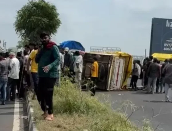 મોરબી રાજકોટ હાઇવે ઉપર બોલેરો ગાડીનું ટાયર ફાટયુ