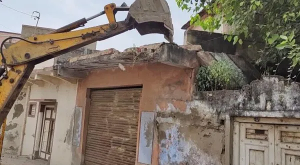 મોરબીમાં બે જર્જરિત મકાનોનું ડીમોલેશન