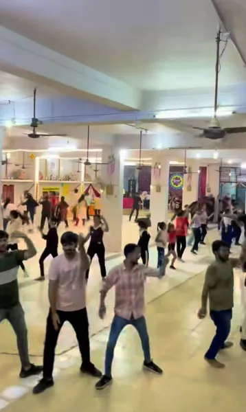 મોરબીમાં નવરાત્રી મહોત્સવ : યુવાનોમાં ડોઢીયા, ફેન્સી, ટીટોડો, ફ્રી સ્ટાઇલ સ્ટેપ્સ હોટ ફેવરિટ 


યુવા હૈયાઓમાં અનેરો થનગનાટ



યુવાનો ત્રણ મહિનાથી ડાડીયા કલાસીસમાં જુના અને નવા ગરબાના સ્ટેપ્સ શીખી રહ્યા છે
